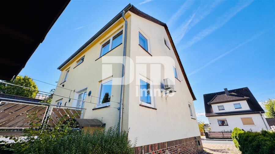 Gepflegtes Einfamilienhaus auf großem Grundstück mit Garage, Terrasse und Balkon - Seitenansicht